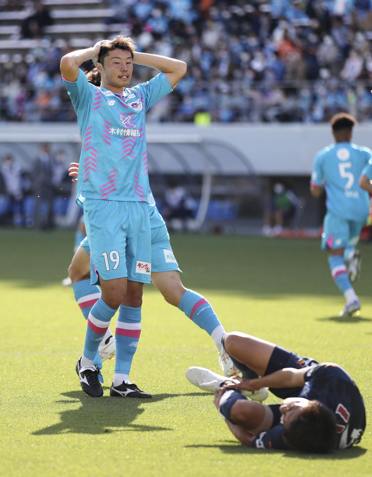 鳥栖―清水　後半、シュートを阻まれ悔しがる鳥栖・垣田（左）（共同）