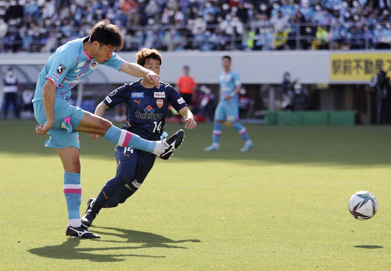 鳥栖―清水　後半、シュートを放つ鳥栖・垣田（共同）