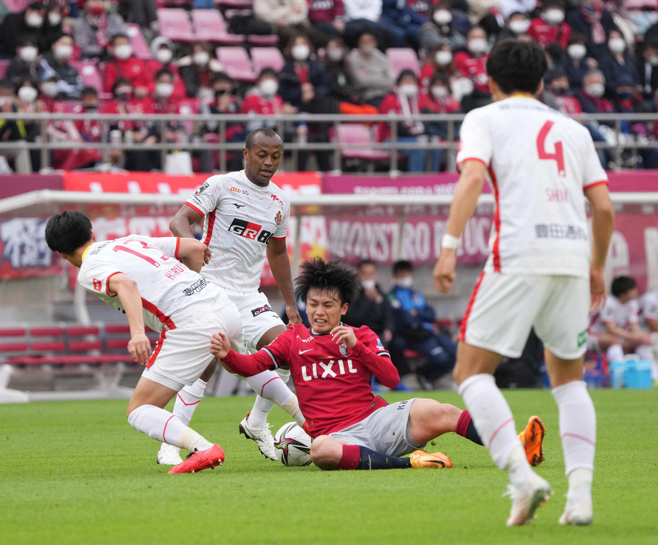 鹿島対名古屋　後半、鹿島上田（中央）からボールを奪う名古屋DF藤井（左）（撮影・小沢裕）