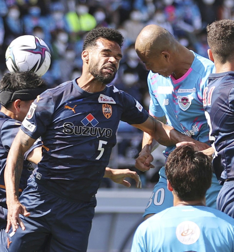 鳥栖―清水　前半、清水・バウド（左）と空中で競り合う鳥栖・田代（共同）