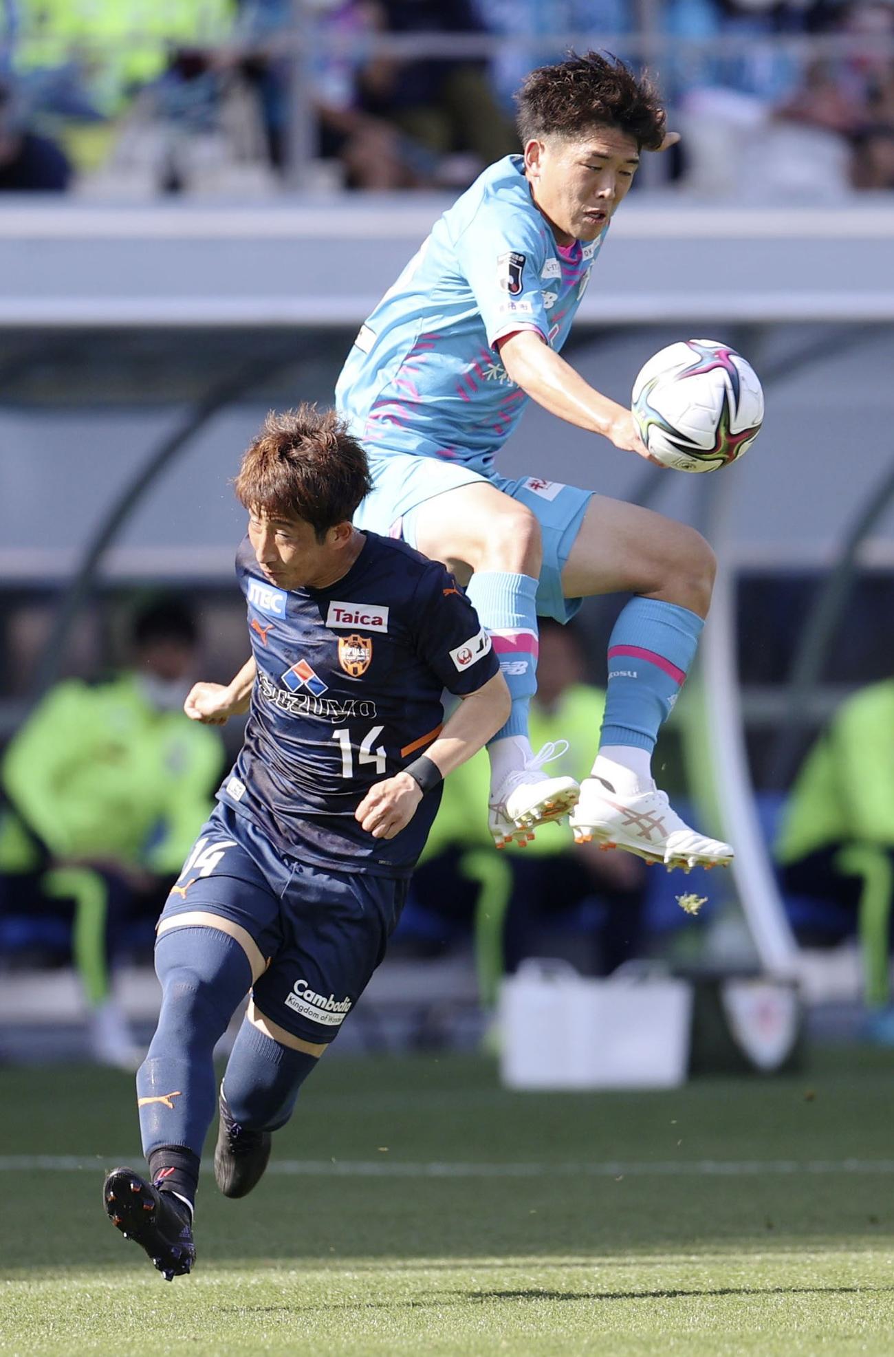 鳥栖―清水　前半、競り合う鳥栖・原田（上）と清水・後藤（共同）