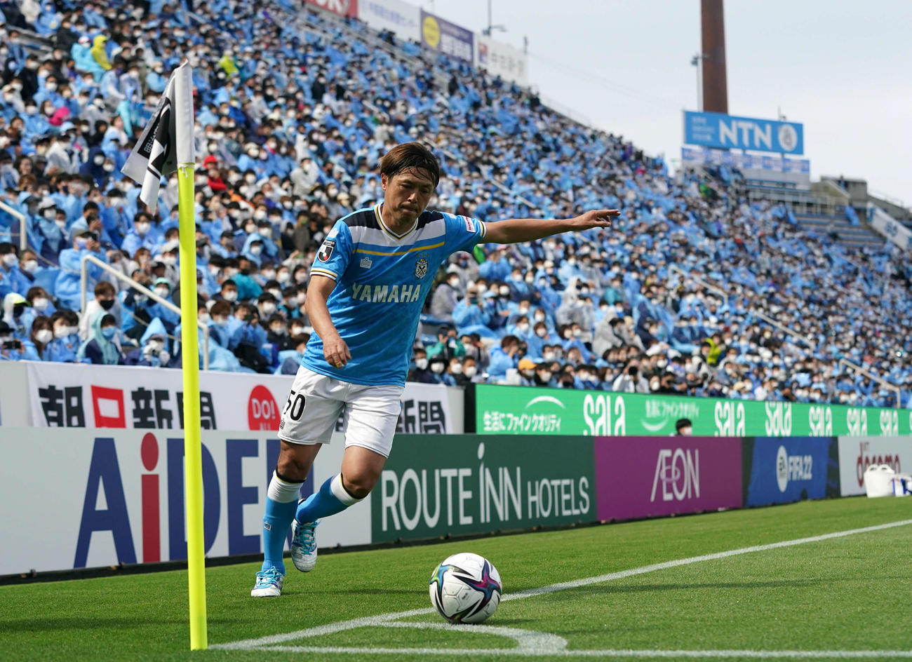 磐田対広島　前半、CKでキッカーを務める磐田遠藤（撮影・横山健太）