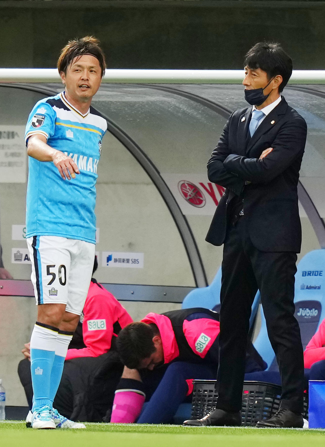 磐田対広島　前半、言葉を交わす磐田遠藤（左）と伊藤監督（撮影・横山健太）