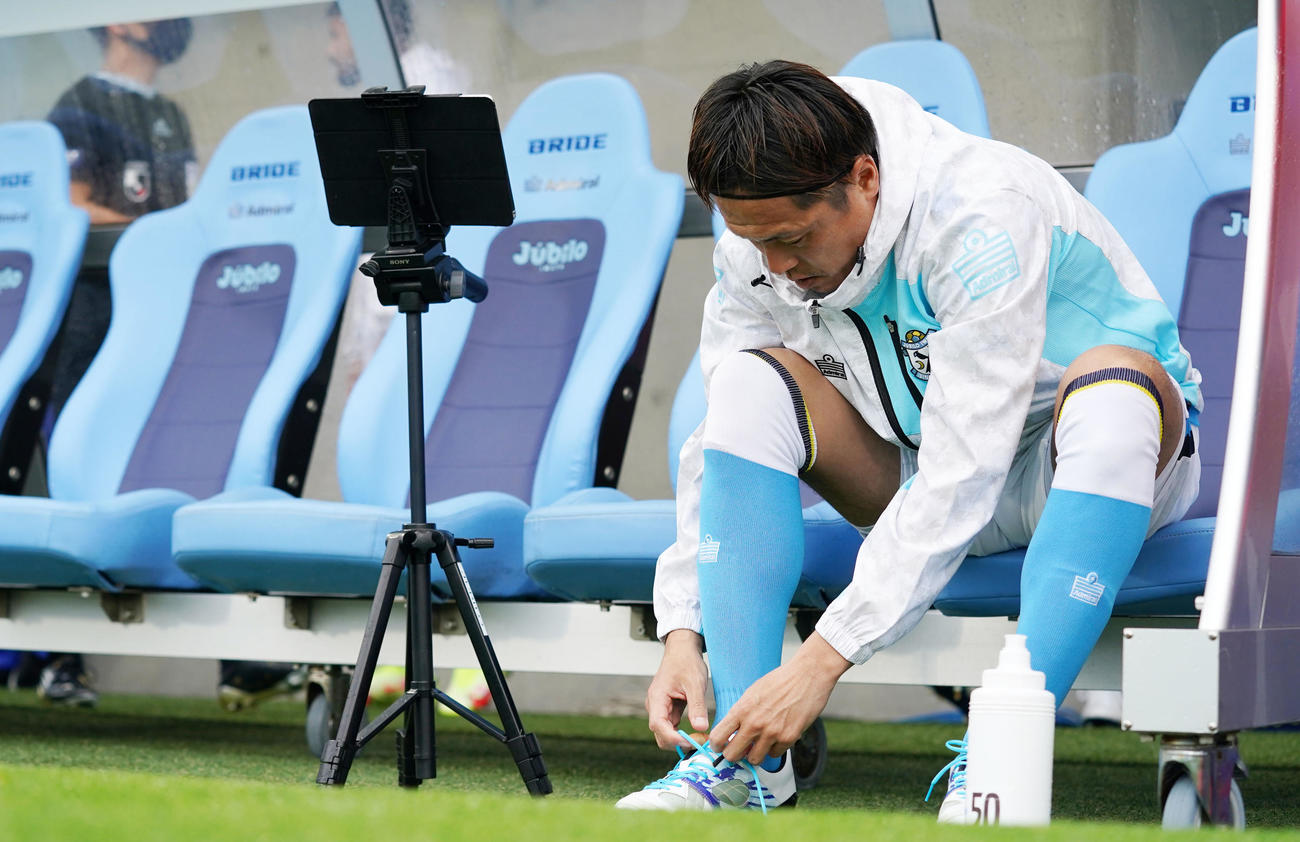 磐田対広島　試合開始前、ベンチで靴ひもを結ぶ磐田遠藤（撮影・横山健太）