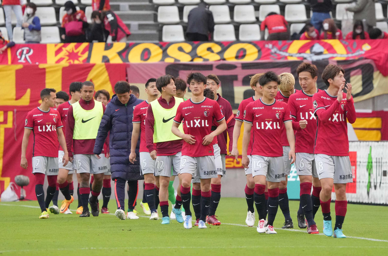 鹿島対名古屋　0－0の引き分けに終わりサポーター席へあいさつに向かう鹿島の選手たち（撮影・小沢裕）