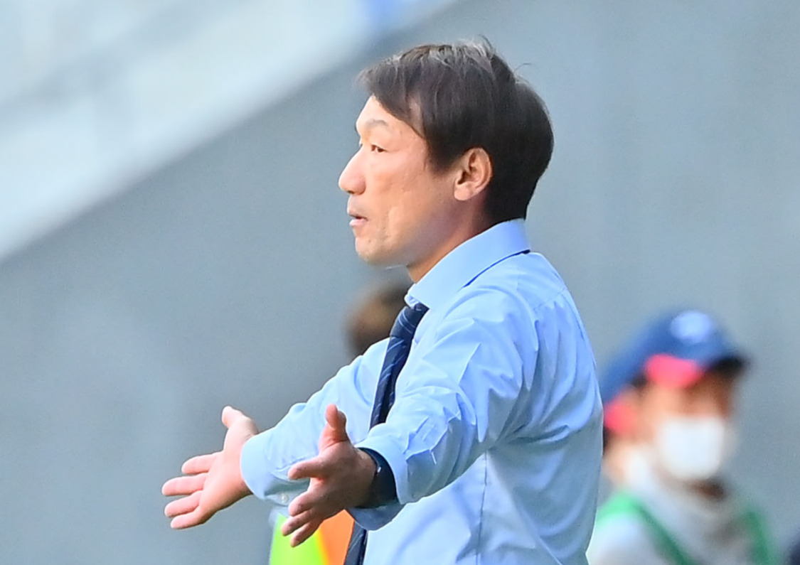 G大阪対湘南　納得のいかないプレーに両手を広げるG大阪片野坂監督（撮影・和賀正仁）