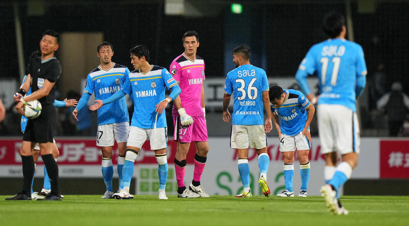 磐田対広島　試合を終え握手を交わす磐田イレブン（撮影・横山健太）