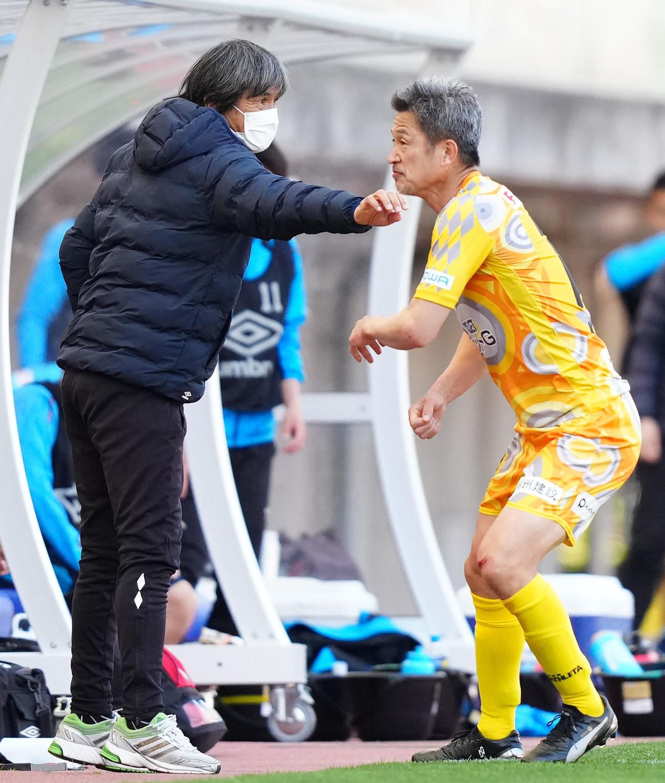 ソニー仙台対鈴鹿　後半、交代した鈴鹿カズ（右）とあいさつを交わしたソニー仙台鈴木監督（撮影・江口和貴）