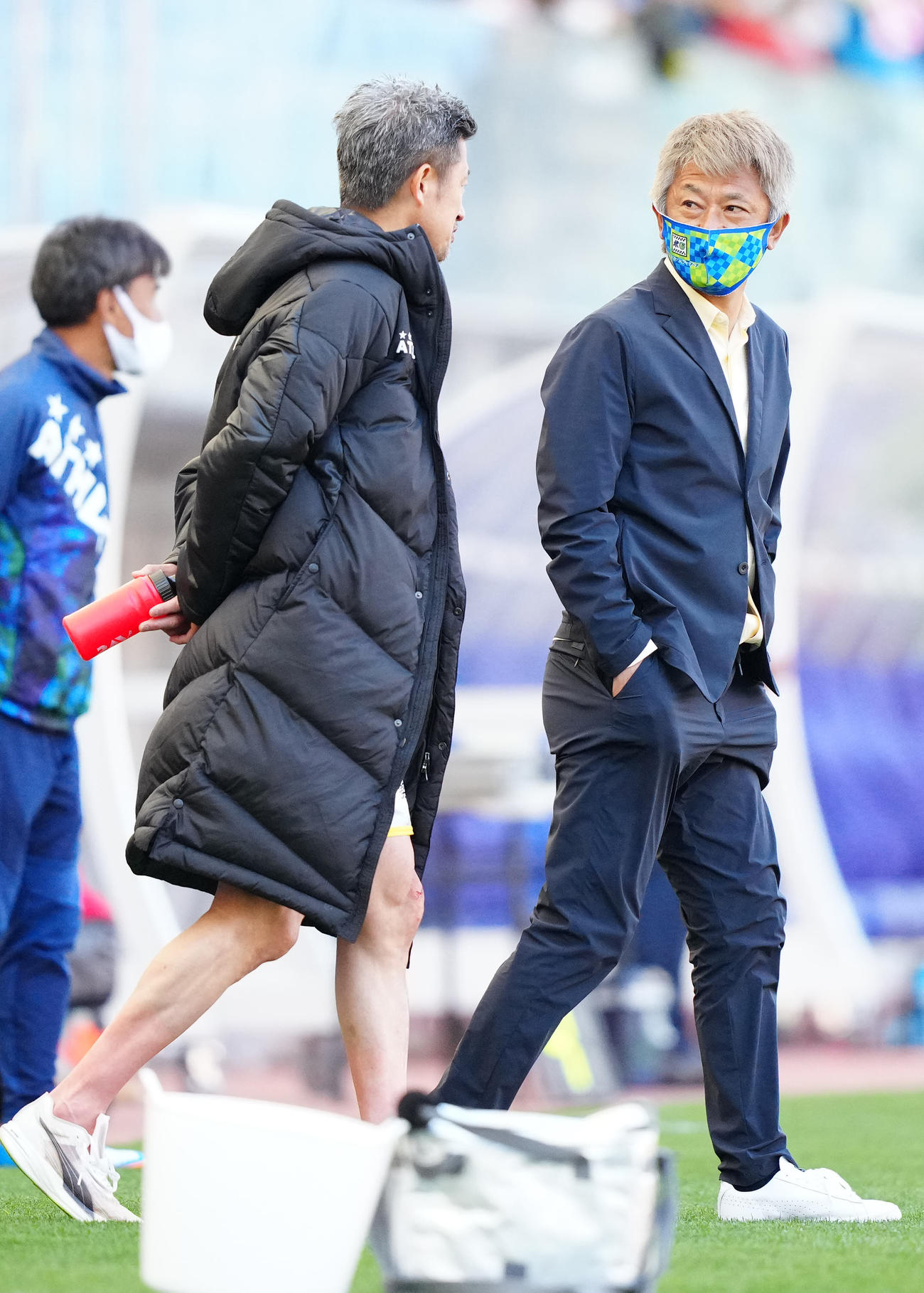 ソニー仙台対鈴鹿　試合後、鈴鹿カズ（左）と言葉を交わす三浦監督（撮影・江口和貴）