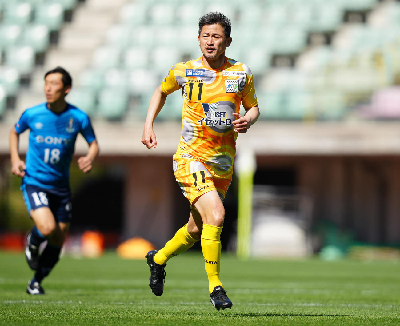 ソニー仙台対鈴鹿　後半、前線へ向かって走る鈴鹿カズ（撮影・江口和貴）