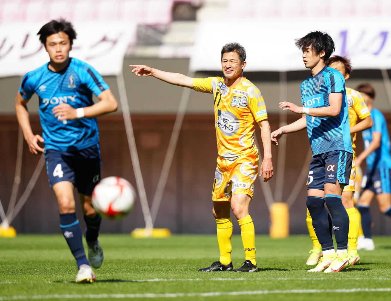 ソニー仙台対鈴鹿　後半、指示を出す鈴鹿カズ（中央）（撮影・江口和貴）