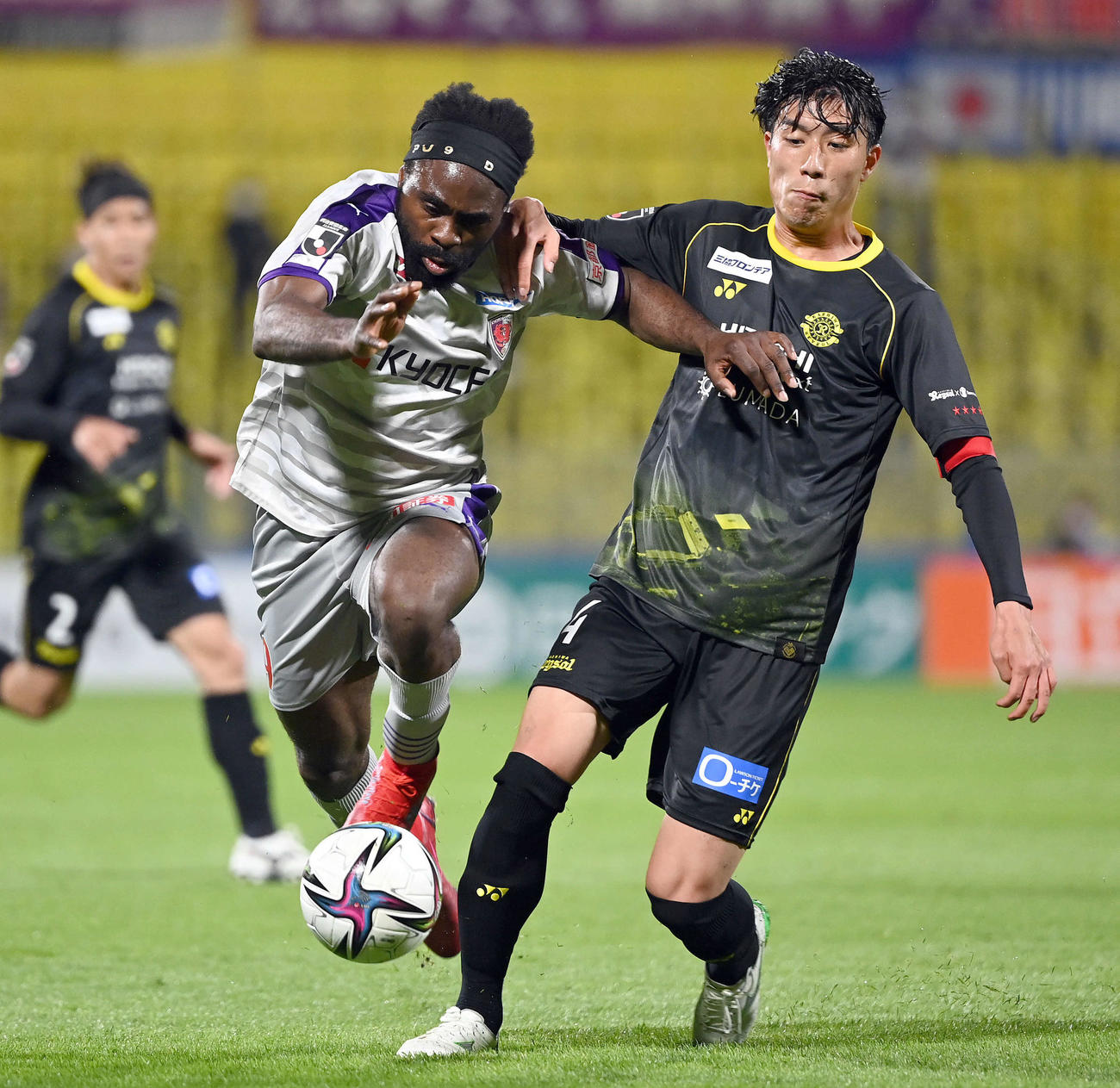 柏対京都　前半、ドリブルで上がる京都ウタカ。右は柏古賀（撮影・たえ見朱実）