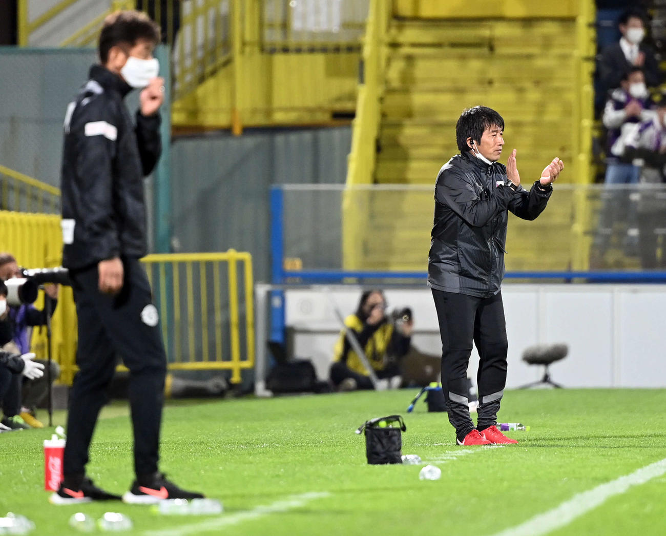 柏対京都　前半、選手を鼓舞する京都杉山コーチ（撮影・たえ見朱実）