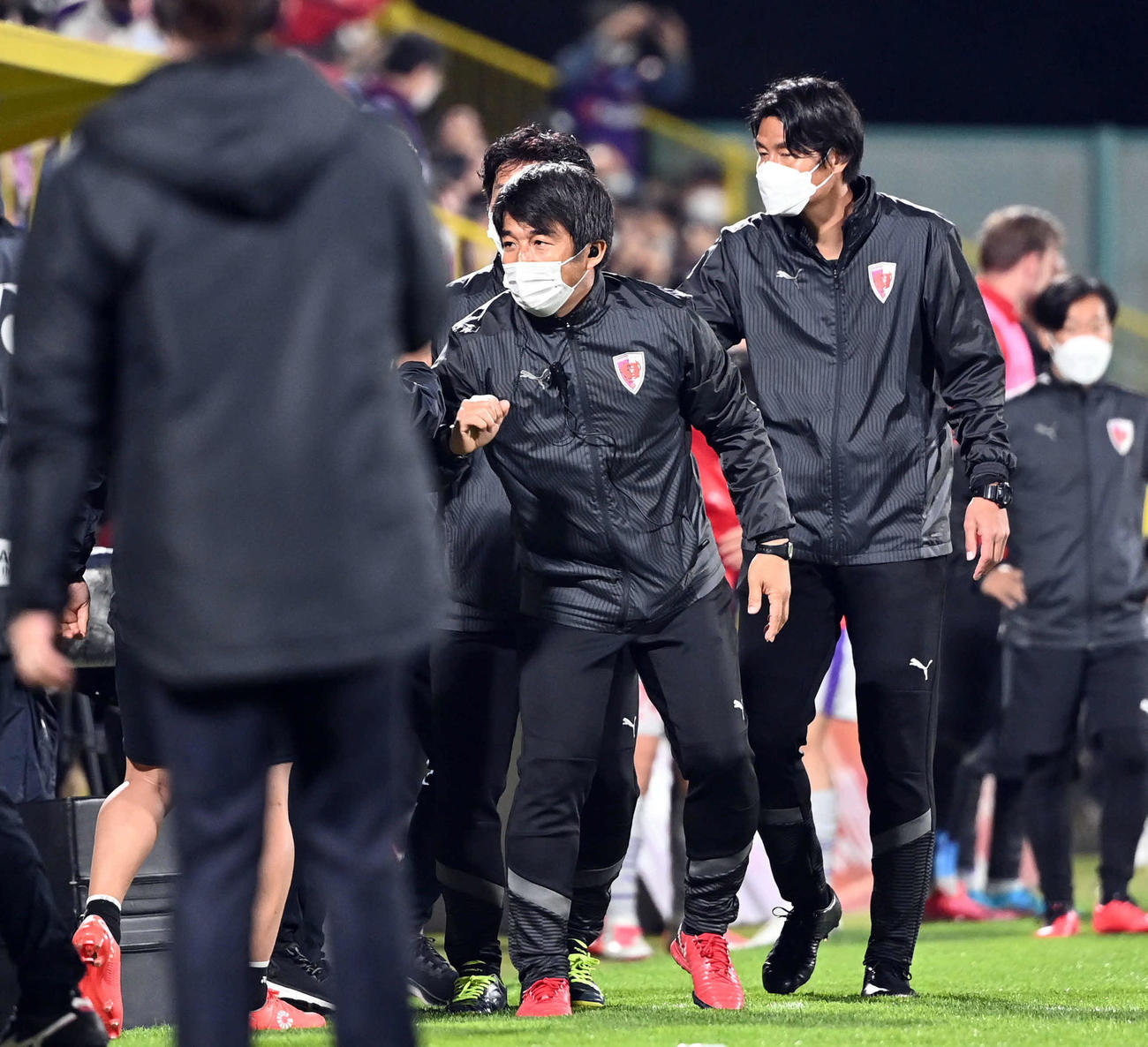 柏対京都　柏に勝利した京都杉山コーチ（撮影・たえ見朱実）