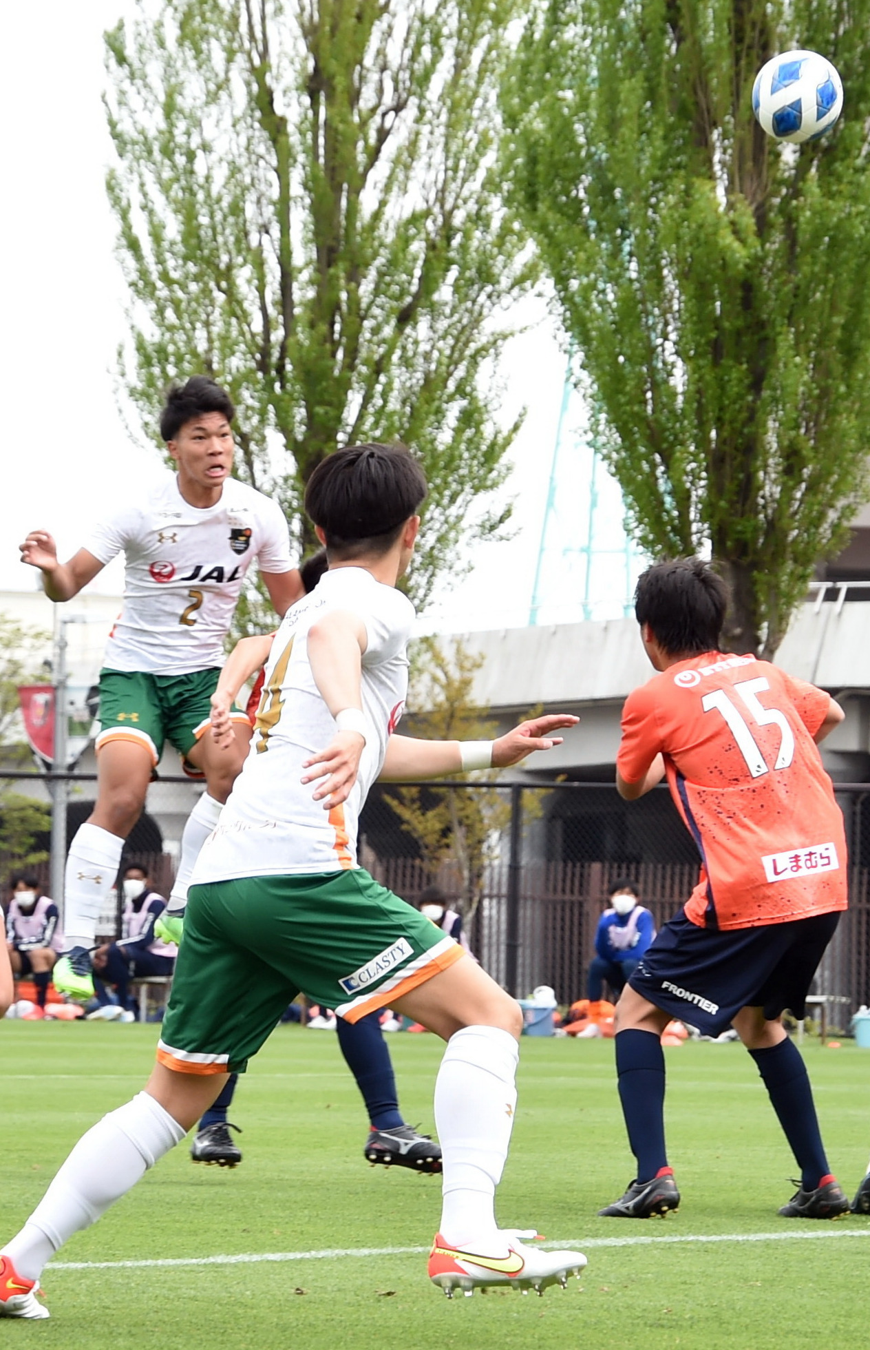 前半、ヘディングで先制ゴールを決める青森山田DF渡辺（左）（撮影・山田愛斗）