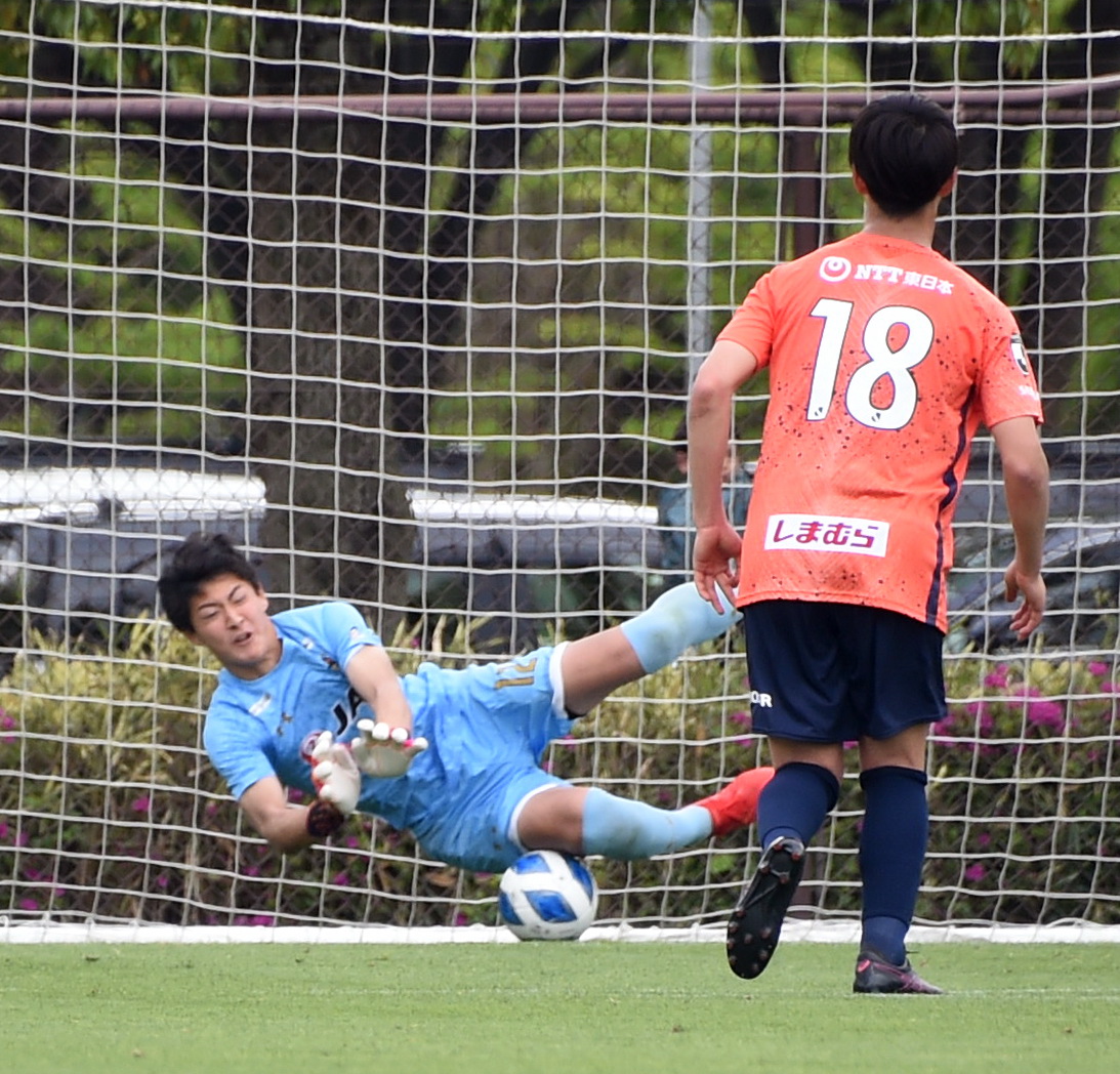 後半、PKをストップする青森山田GK鈴木