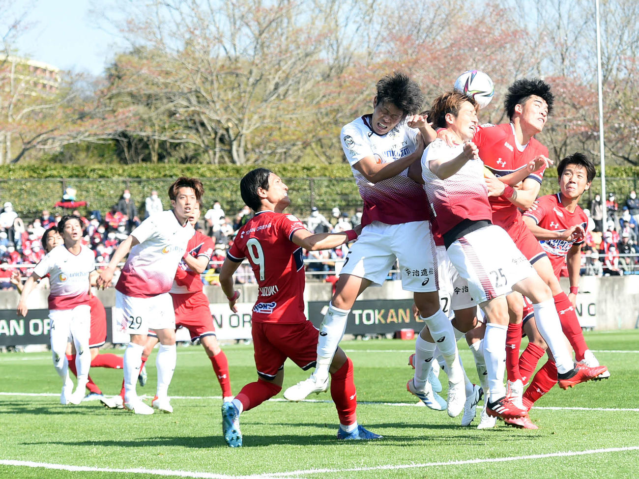 いわき対今治　後半、ヘディングで激しく競り合う両チーム