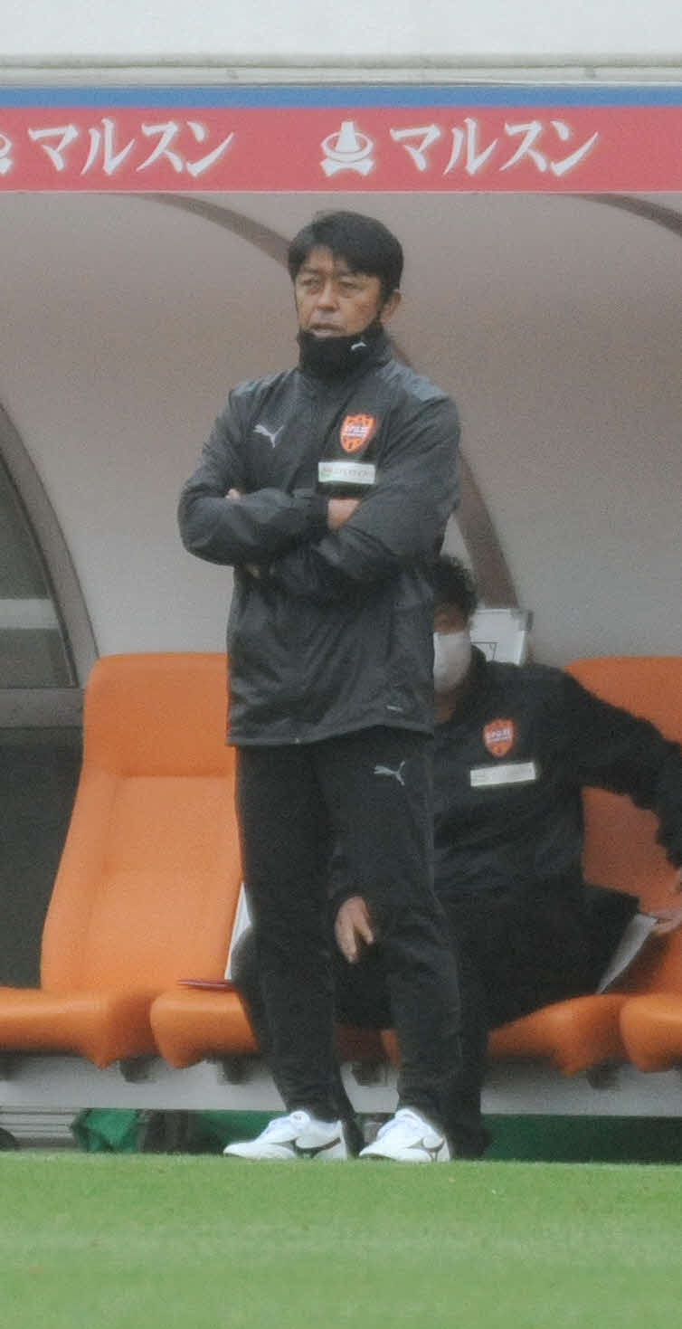 ベンチ前で戦況を見つめる沢登監督