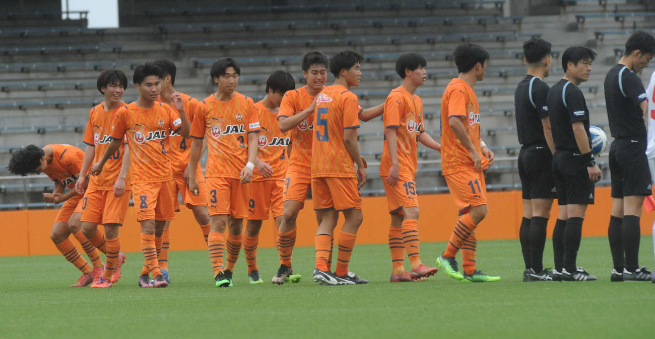 1点差で辛勝。整列する清水ユースの選手たち