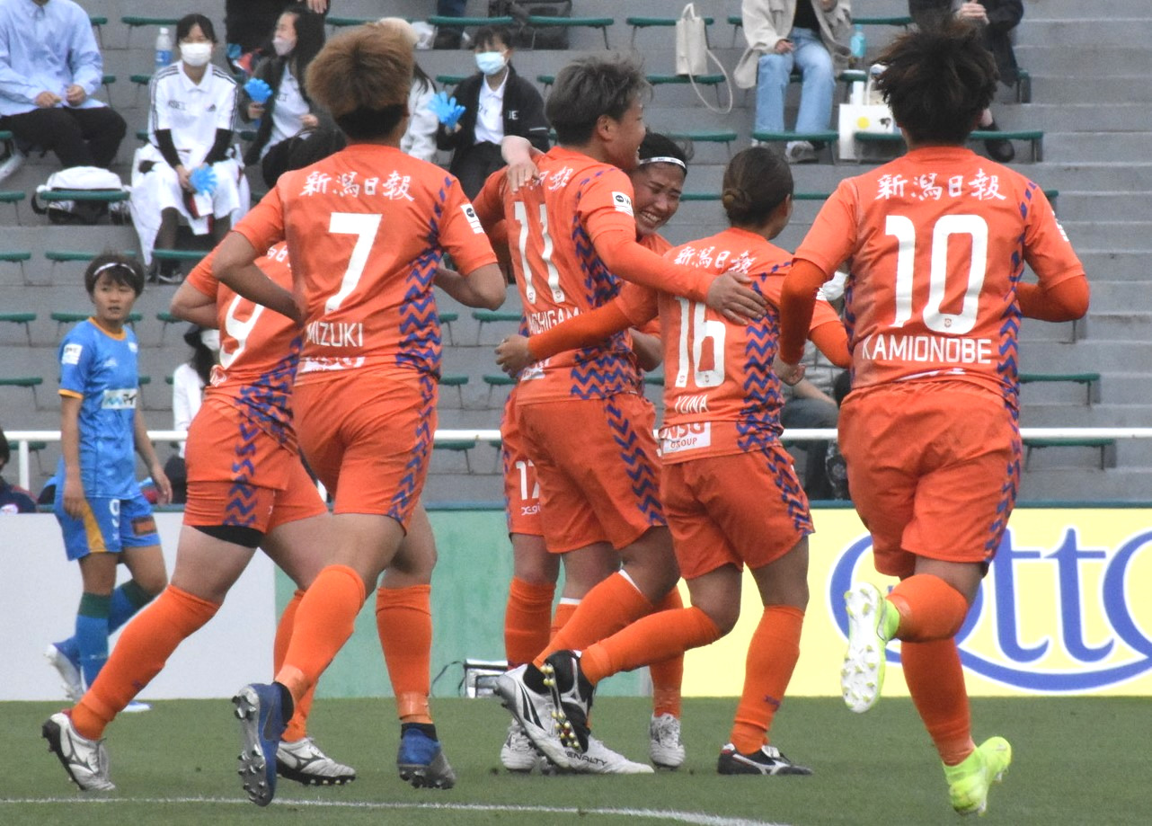 先制ゴールの道上（11番）に駆け寄る新潟イレブン（アルビレックス新潟レディース提供）