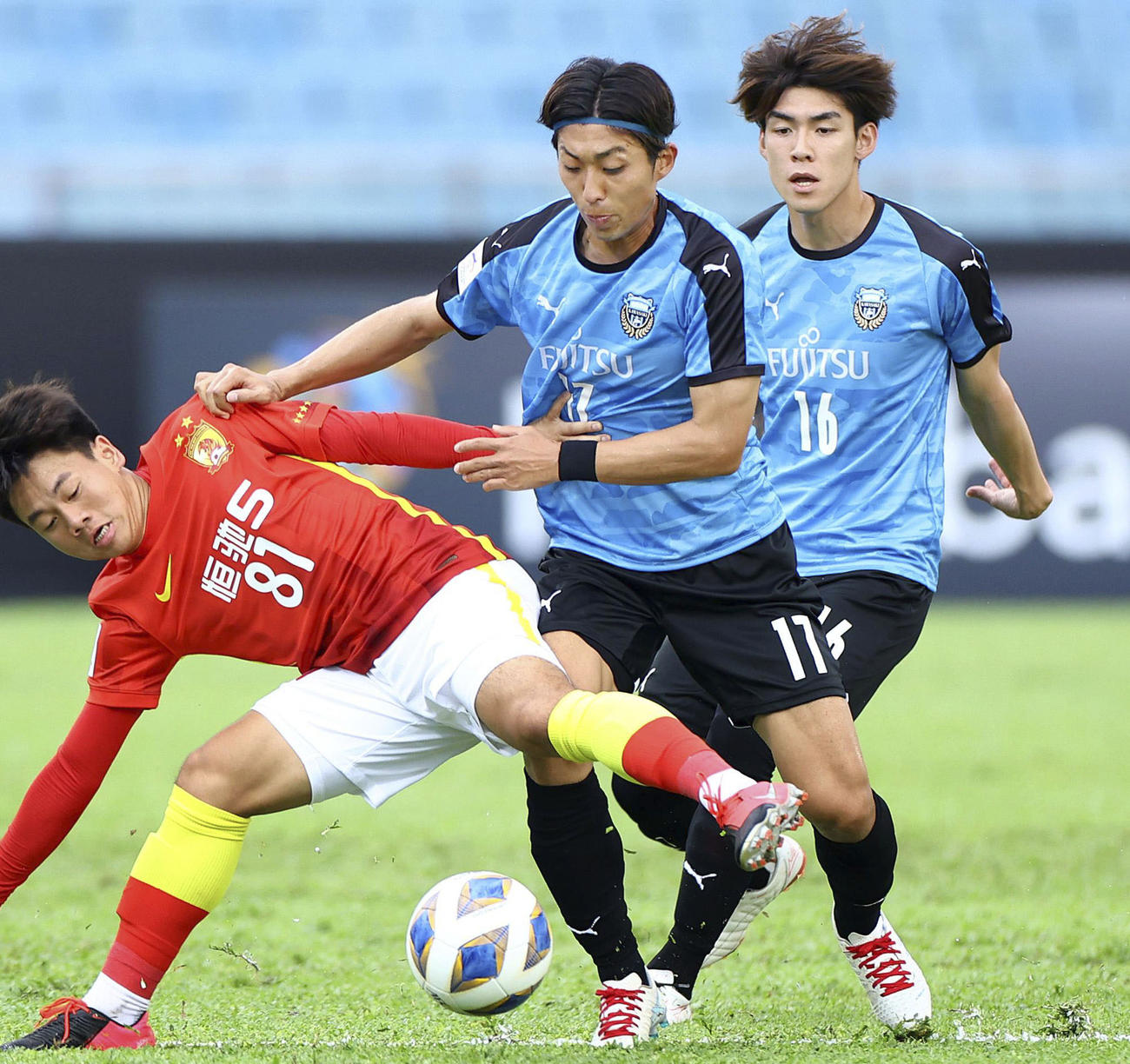 広州FC戦で競り合う（右から）川崎・瀬古と小塚（共同）