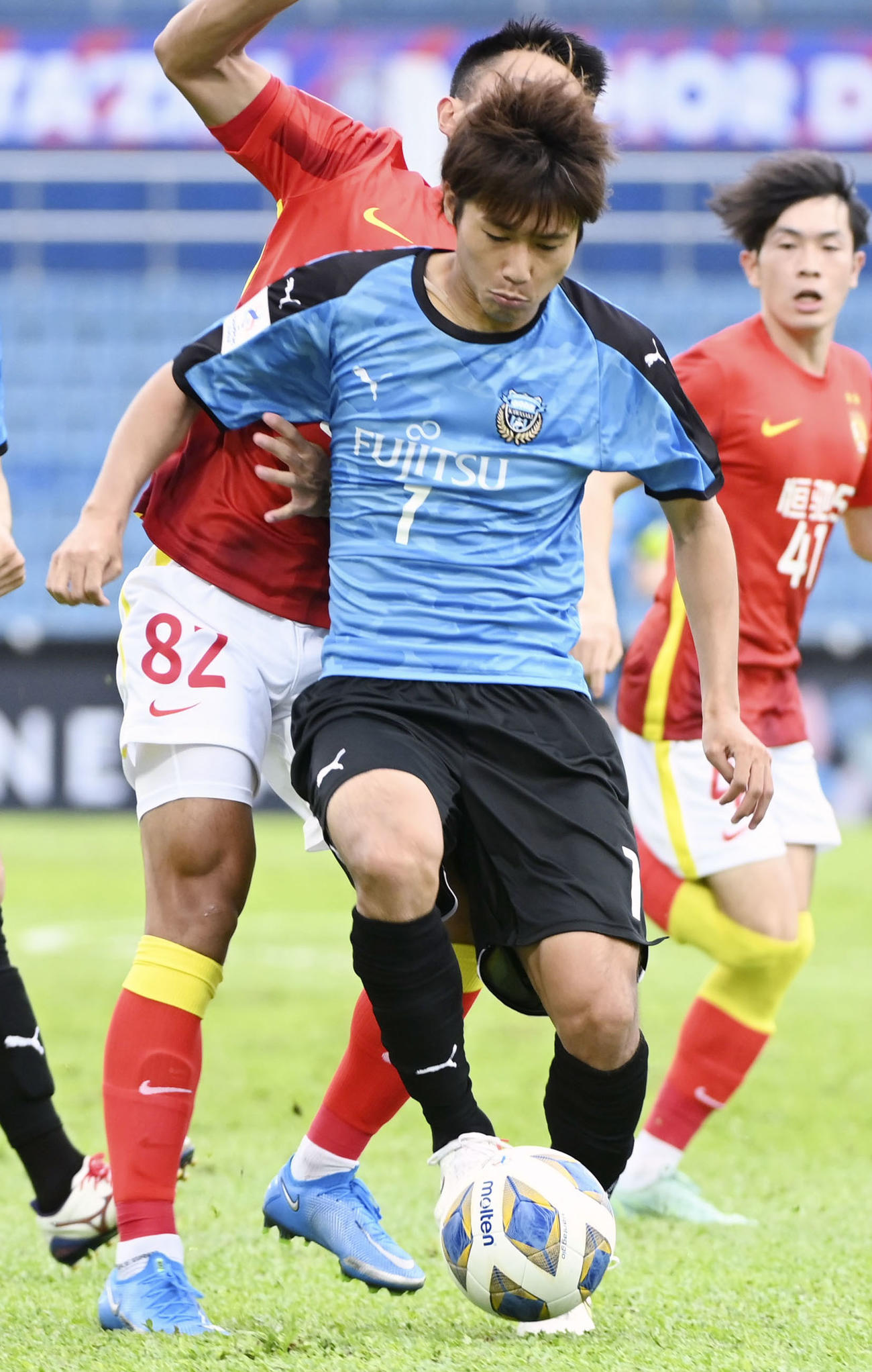 広州FC戦で攻め込む川崎・車屋（共同）
