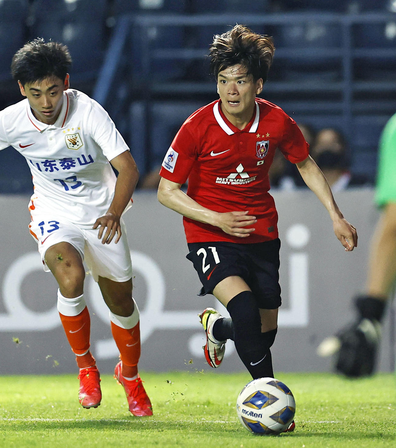 山東戦の前半、攻め込む浦和大久保（右）（共同）