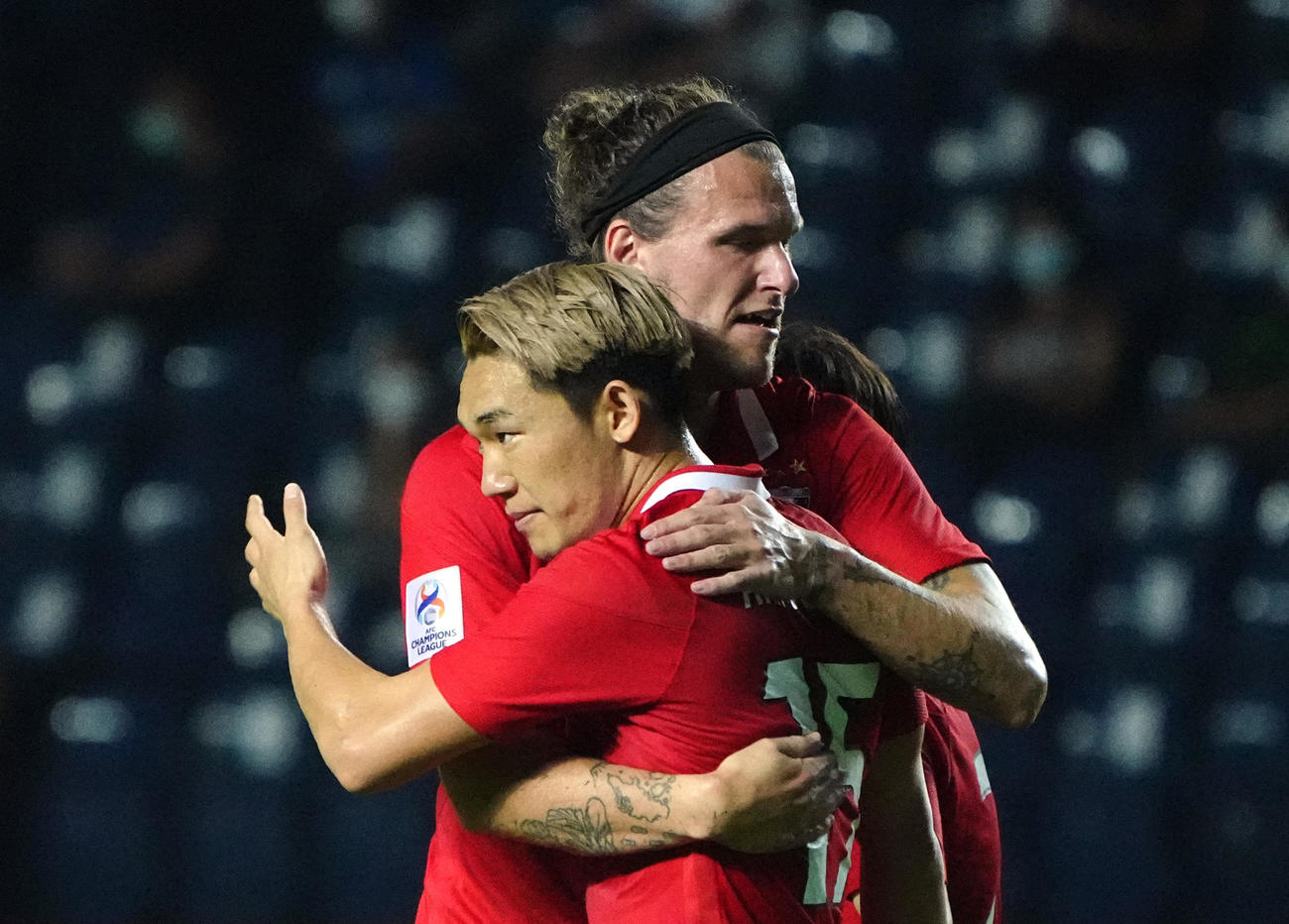 先制点を決めた明本を祝福するショルツ（ロイター）