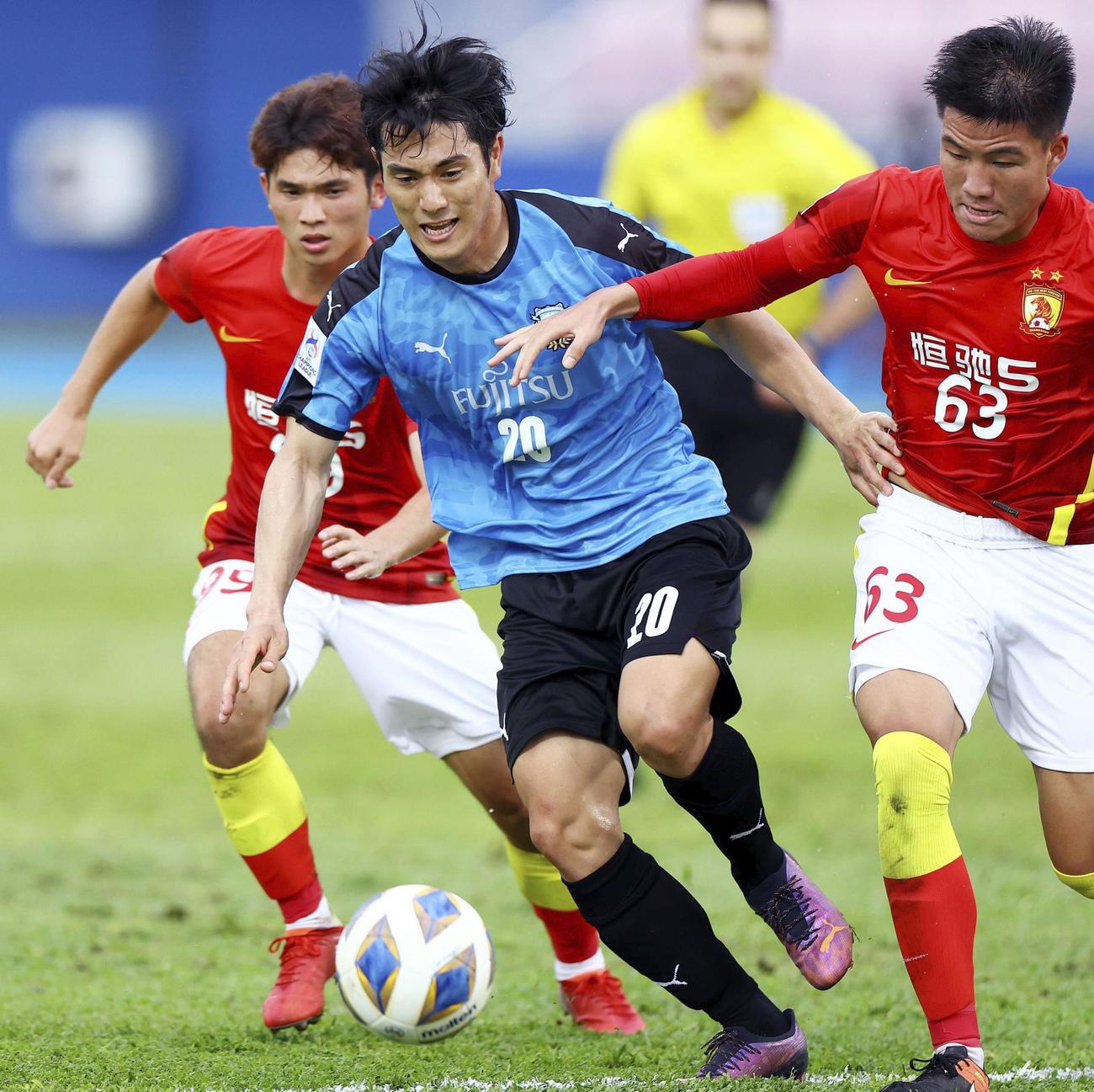 広州FC戦で競り合う川崎・知念（中央）（共同）