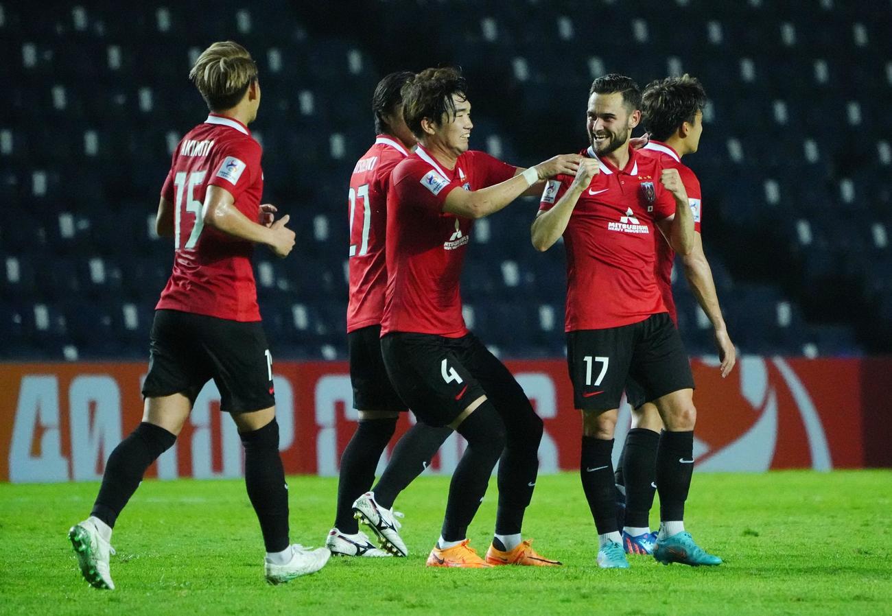 ４点目を奪い、喜ぶ浦和の選手たち（ロイター）