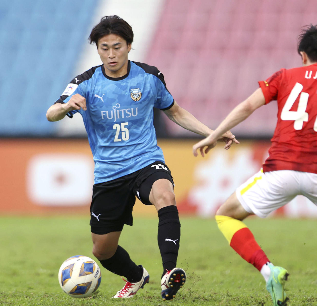 広州FC戦で競り合う川崎・松井＝ジョホールバル（ゲッティ＝共同）