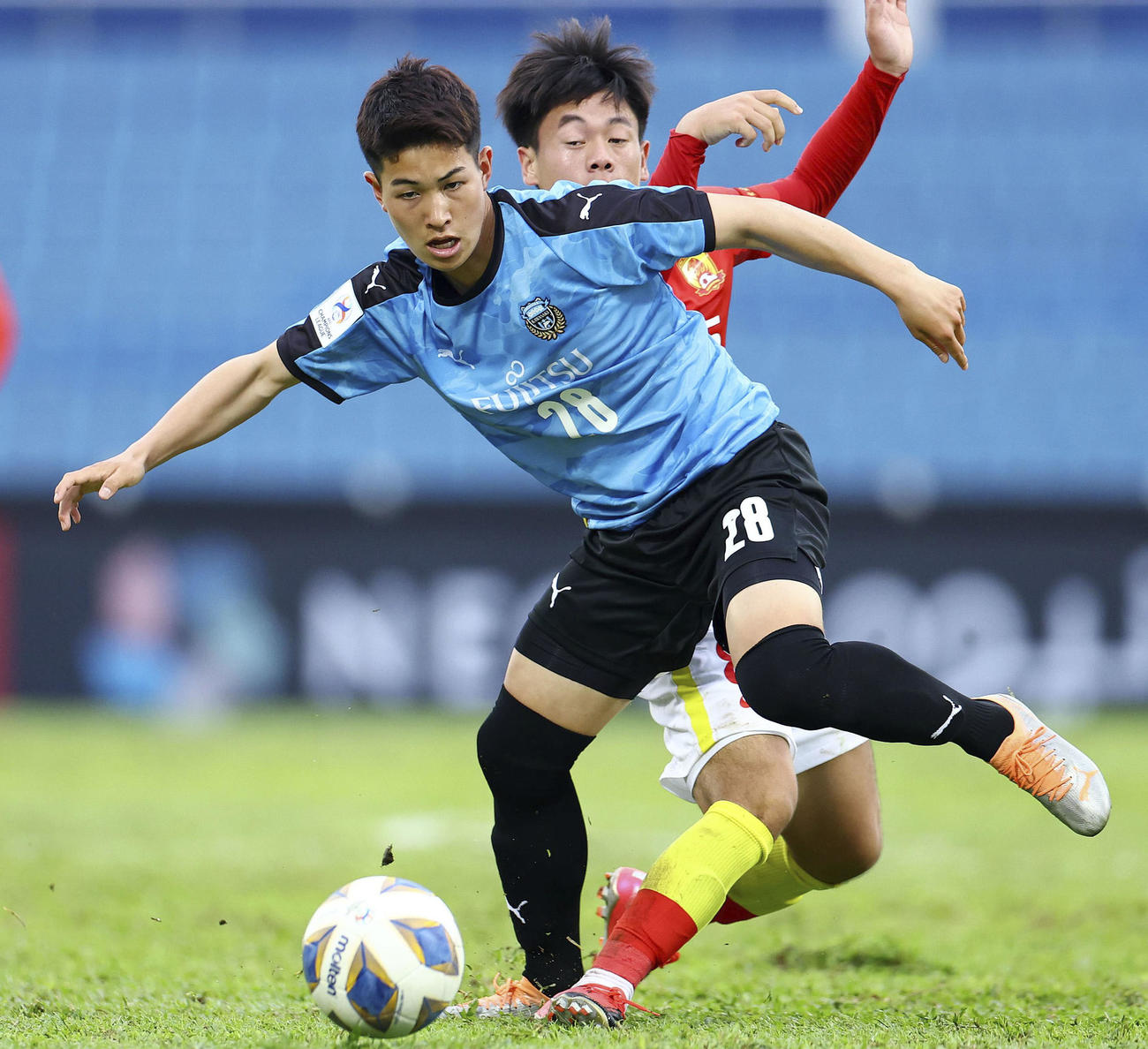 広州FC戦で競り合う川崎・五十嵐（手前）＝ジョホールバル（ゲッティ＝共同）