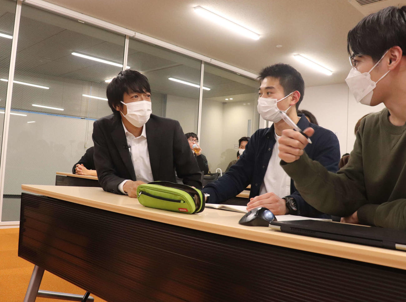 中央大のゼミで学生とディスカッションする中村憲剛氏（左）