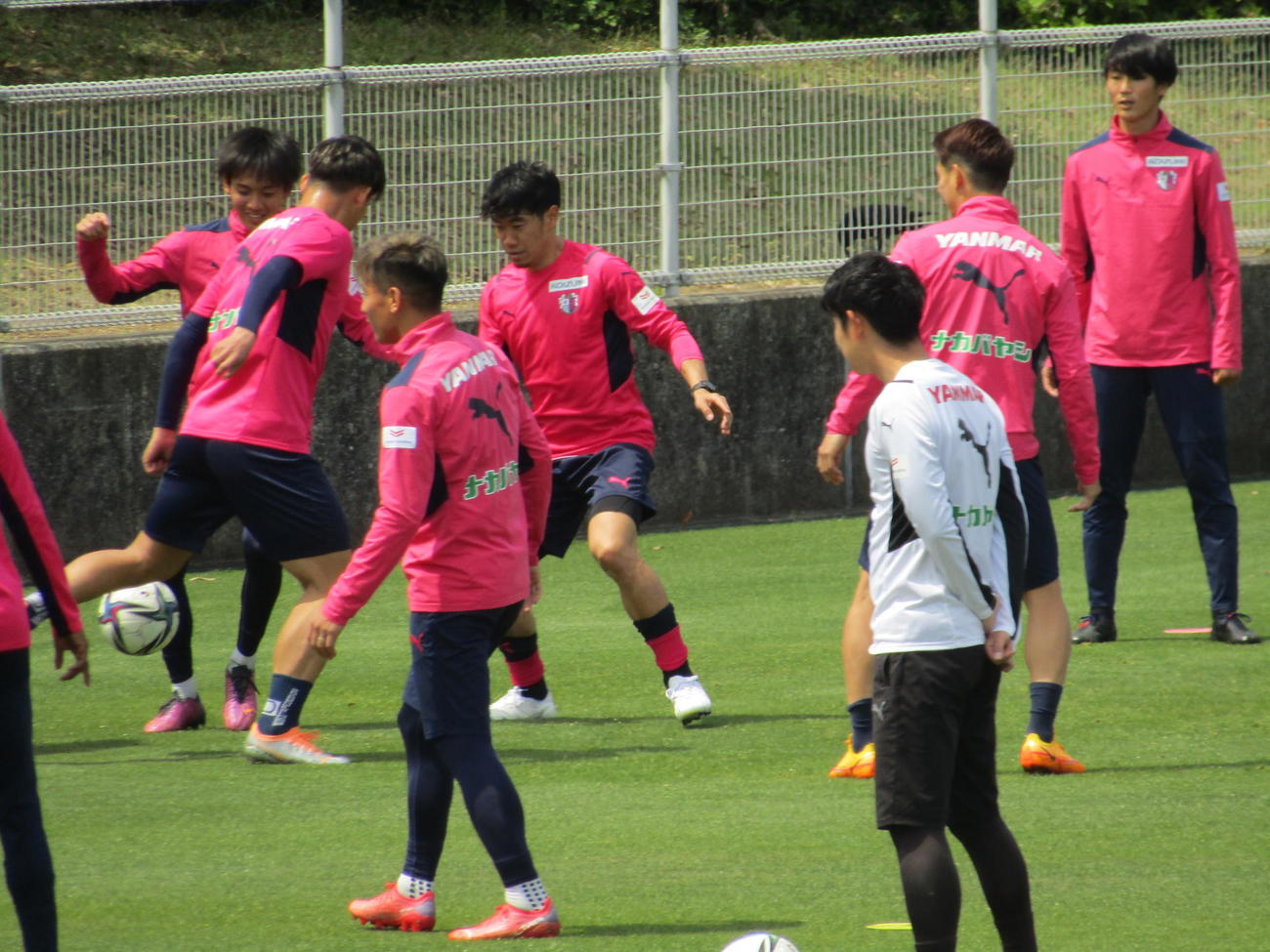 古巣C大阪の練習に参加した香川真司（中央奥）は選手らとボール回しをする