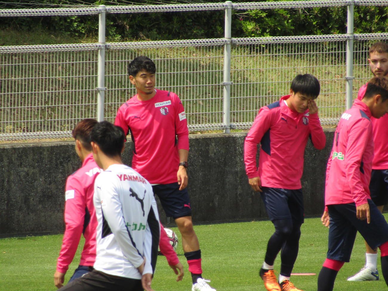 古巣C大阪の練習に参加した香川真司（中央奥）