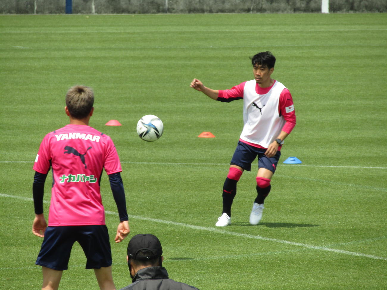 古巣C大阪の練習に参加した香川真司（右）