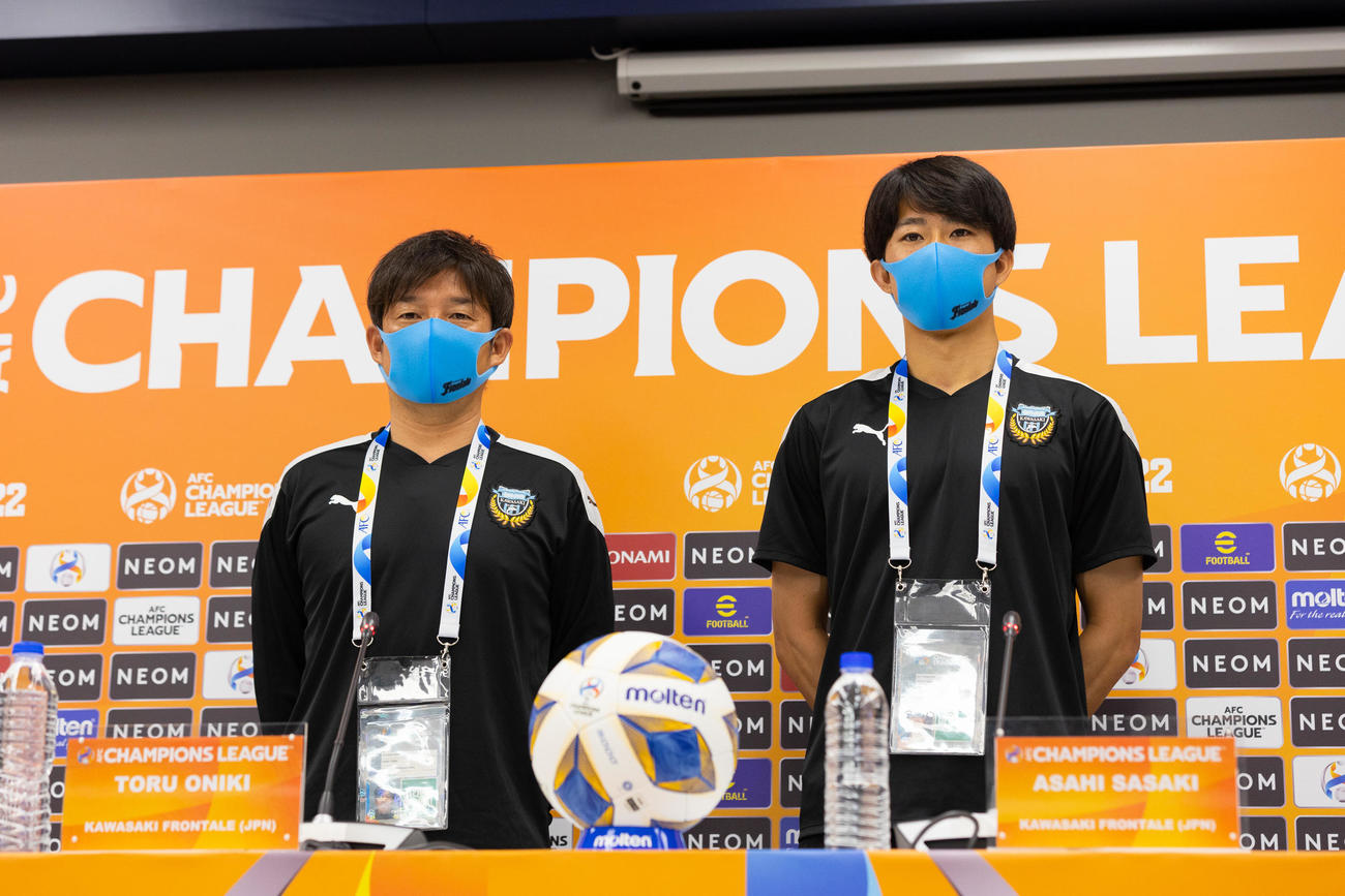 21日に行われるACL1次リーグ・ジョホール戦を前に、公式会見に臨む川崎フロンターレ鬼木監督（左）、DF佐々木