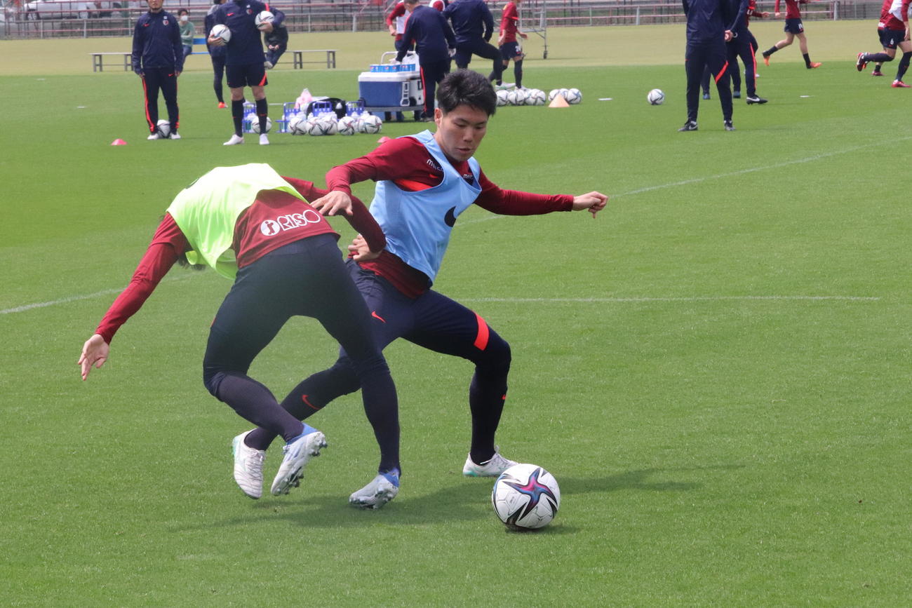 1対1の練習で果敢に仕掛ける鹿島MF松村