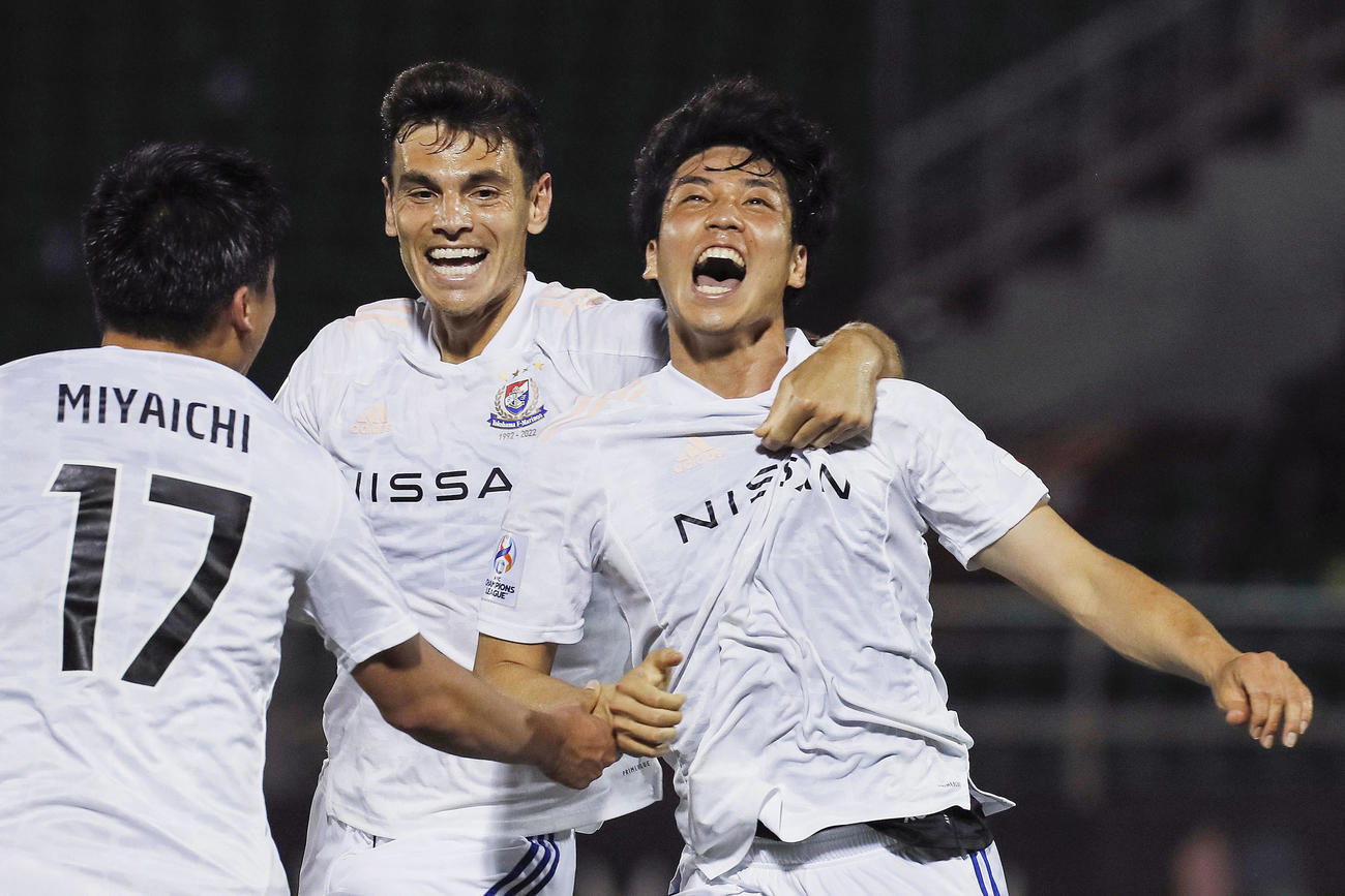 シドニーFC戦の後半、ゴールを決め喜ぶ横浜角田（右）（共同）