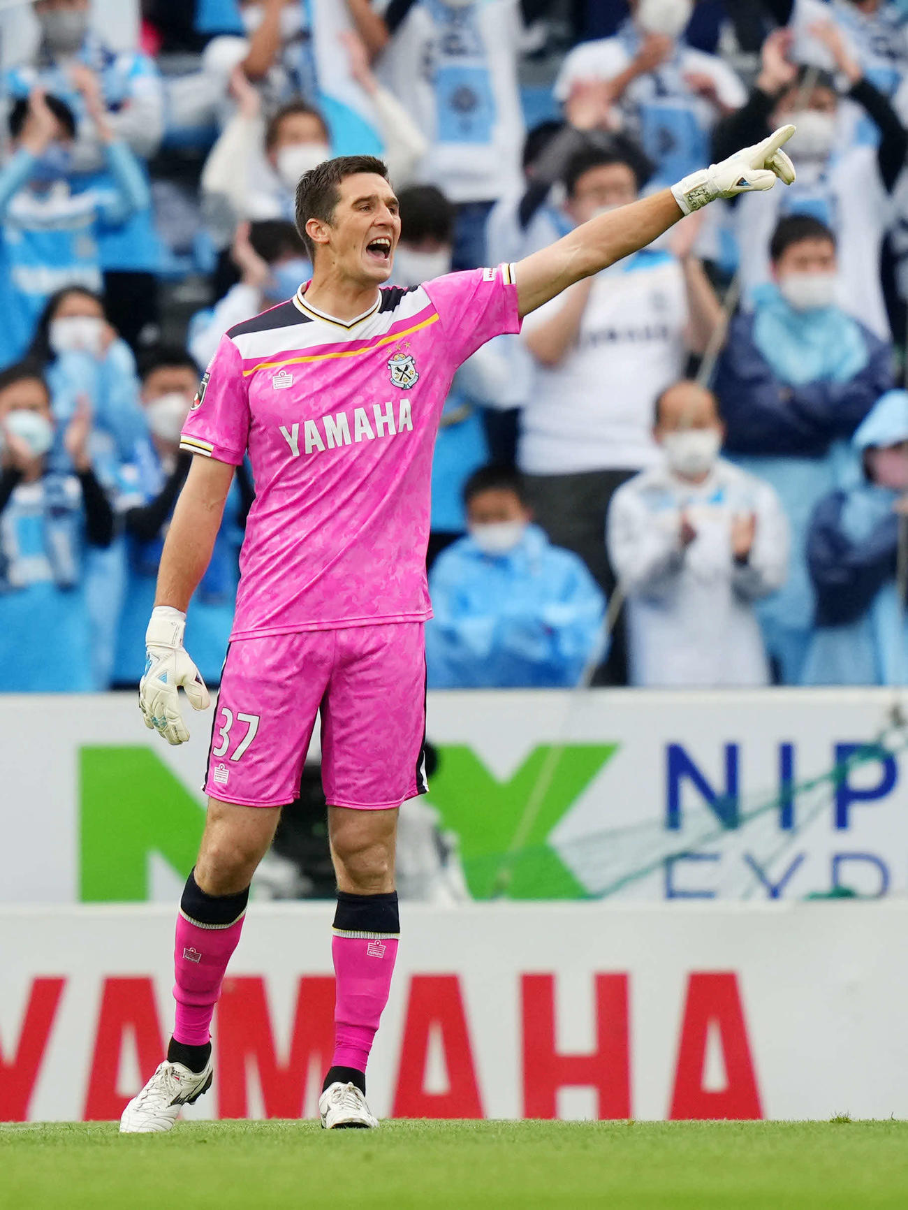 17日のリーグ広島戦前半、指示を出す磐田GKアレクセイ・コシェレフ（撮影・横山健太）