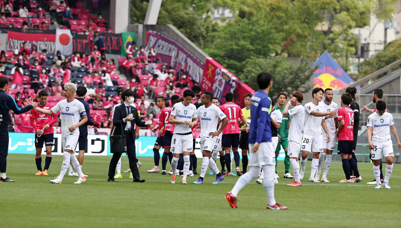 C大阪対G大阪　スコアレスドローで試合終了し握手するイレブンたち（撮影・加藤哉）