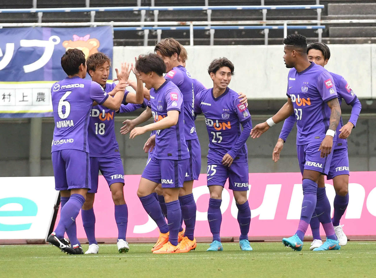 ルヴァン杯　広島対徳島　前半、先制ゴールを決めた広島・柏（左から2人目）はイレブンから祝福される（撮影・岩下翔太）