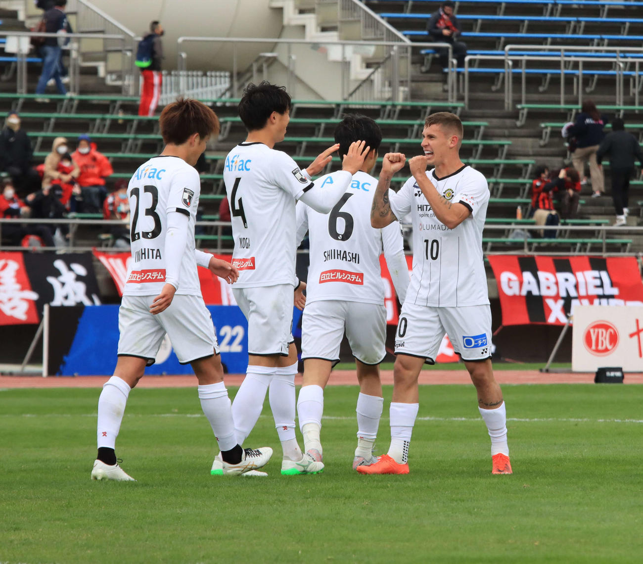 逆転勝利を喜ぶ柏マテウス・サヴィオ（右）（撮影・保坂果那）