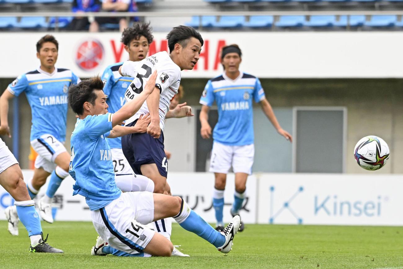 磐田―FC東京　後半、先制ゴールを決めるFC東京・梶浦（手前右）（共同）