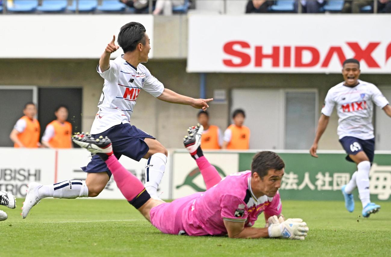 磐田―FC東京　後半、先制ゴールを決め、駆け出すFC東京・梶浦（左）（共同）