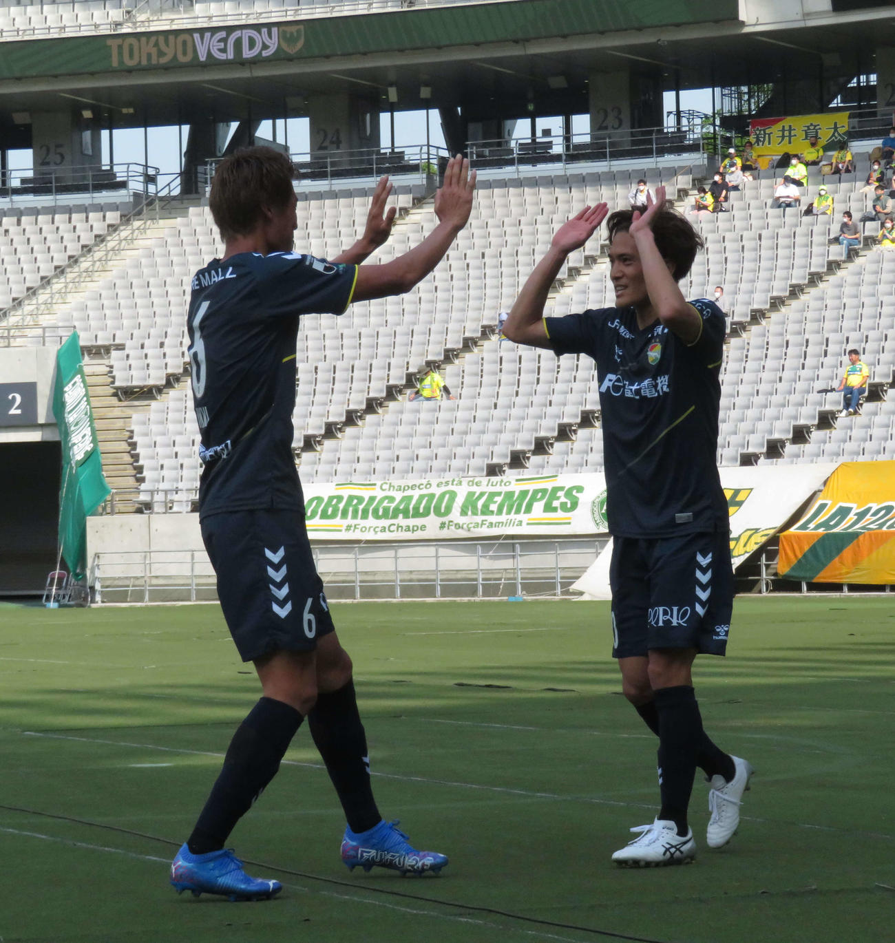 東京V対千葉　後半7分に先制ゴールを決め、ハイタッチで喜ぶ千葉FW高木俊幸（右）（撮影・磯綾乃）