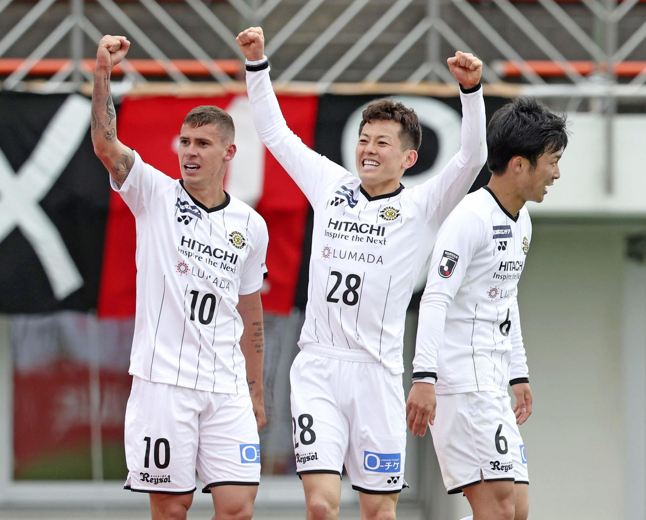 札幌―柏　試合終了間際、逆転ゴールを決め喜ぶ柏マテウス・サヴィオ（共同）
