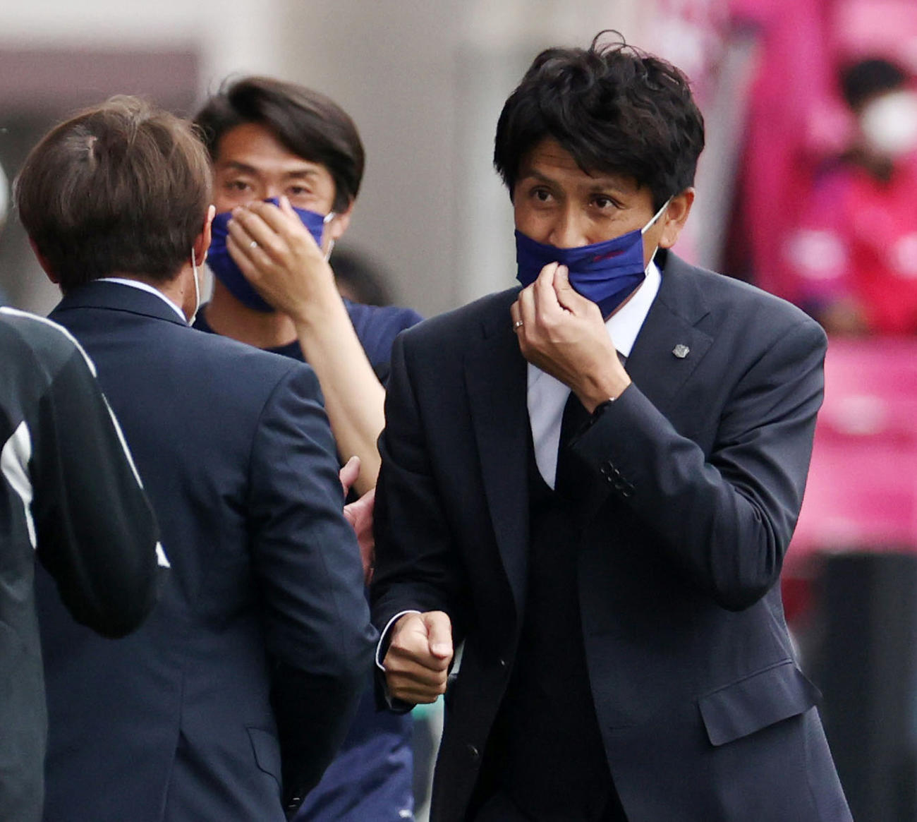 C大阪対G大阪　スコアレスドローで試合を終えG大阪片野坂監督（左）とあいさつを交わすC大阪小菊監督（撮影・加藤哉）