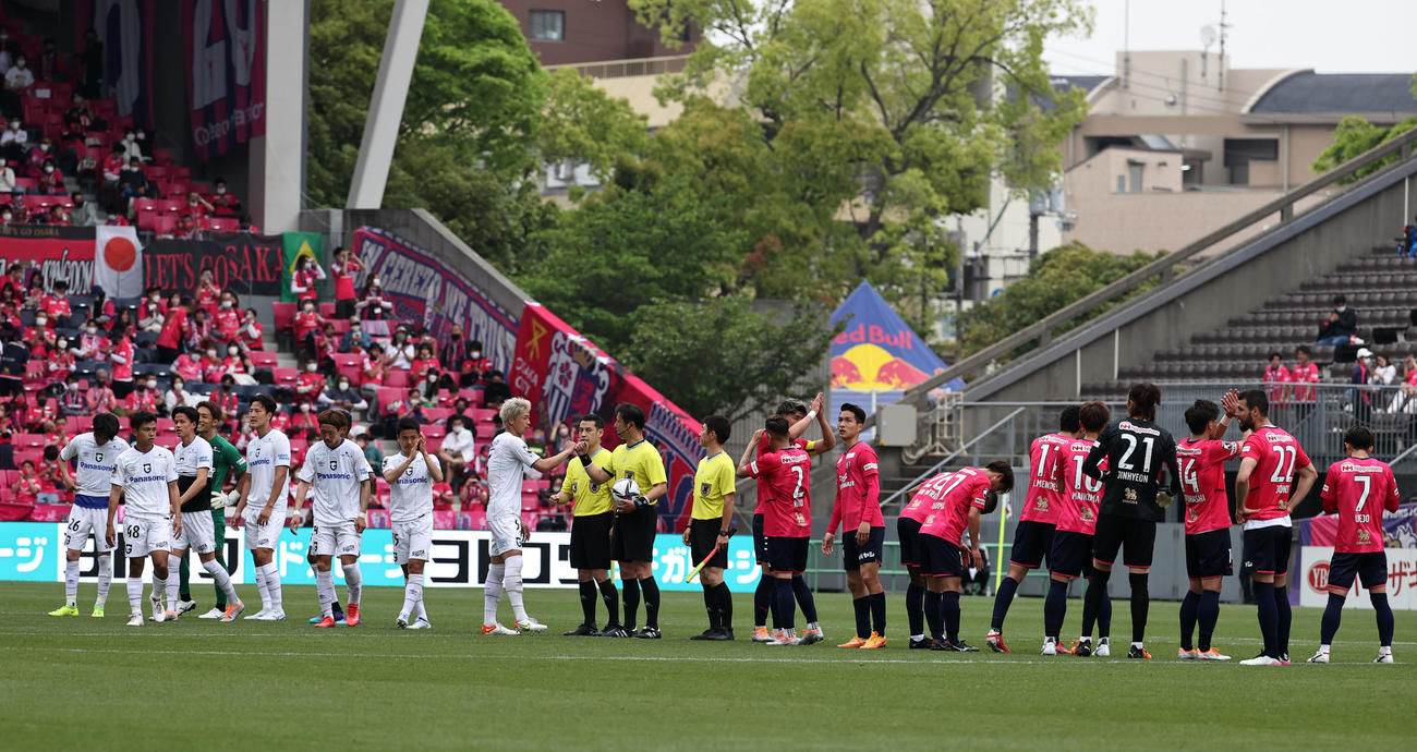 C大阪対G大阪　スコアレスドローで試合終了しあいさつするするイレブンたち（撮影・加藤哉）