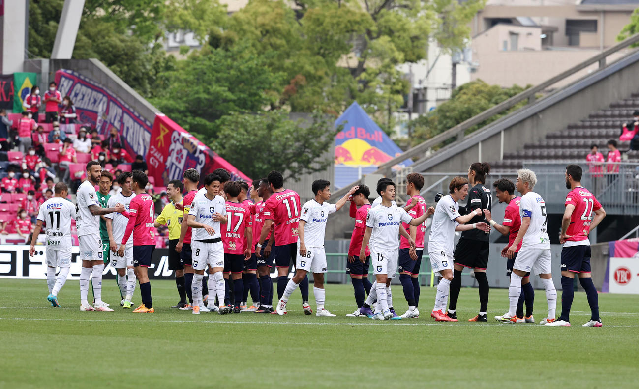C大阪対G大阪　スコアレスドローで試合を終え、握手する両チームのイレブン（撮影・加藤哉）